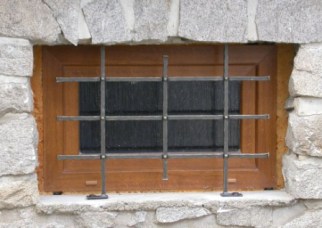 kované mříže na okna